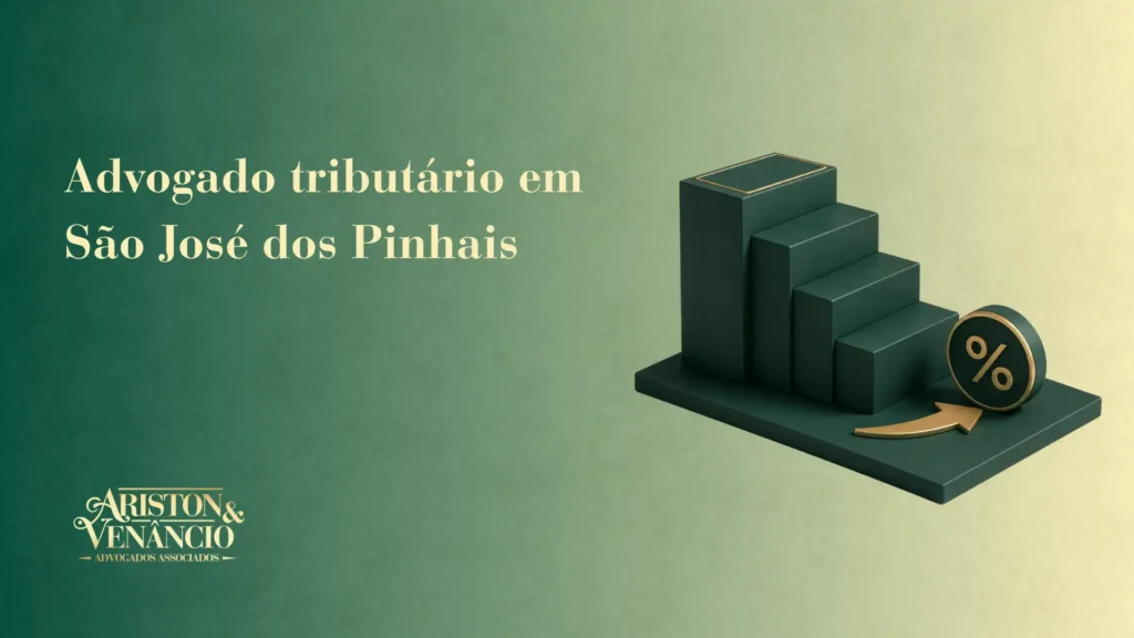 Imagem com fundo verde e dourado mostrando texto “Advogado tributário em São José dos Pinhais”, além de ícones 3D de gráfico em degraus e um símbolo de porcentagem, remetendo a impostos e tributos.