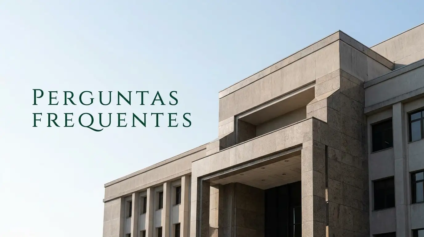 Fachada de um prédio institucional com colunas de pedra e o texto “PERGUNTAS FREQUENTES” em destaque ao lado.